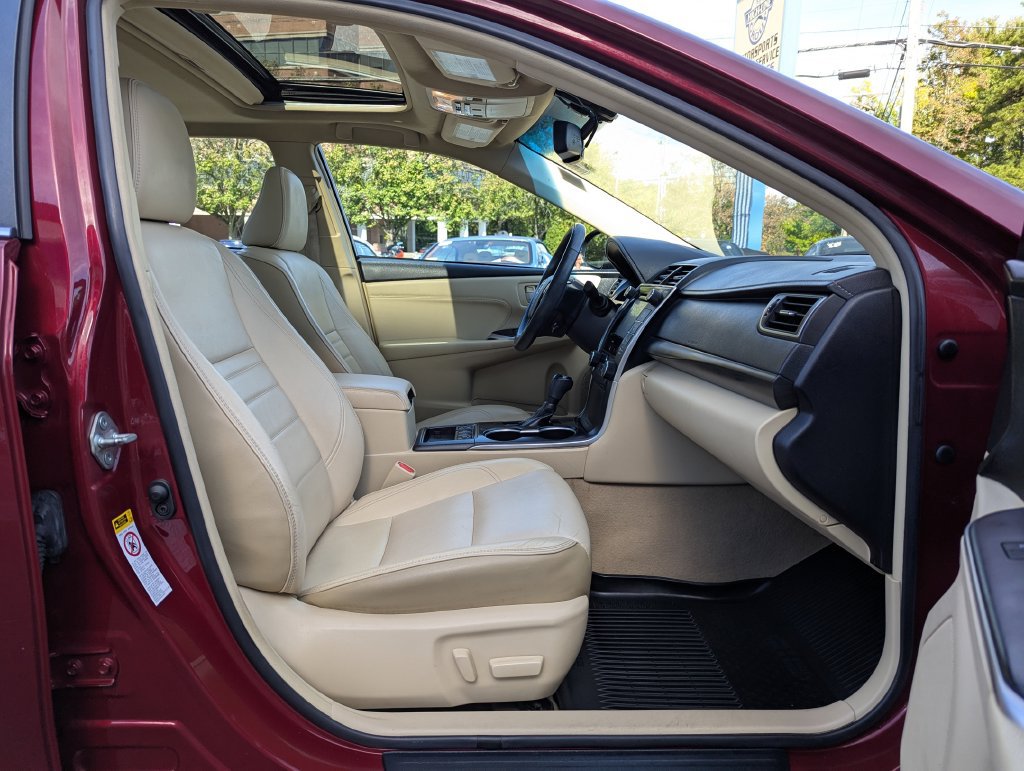 Used 2017 Toyota Camry XLE w/ Moonroof Package FWD image 33
