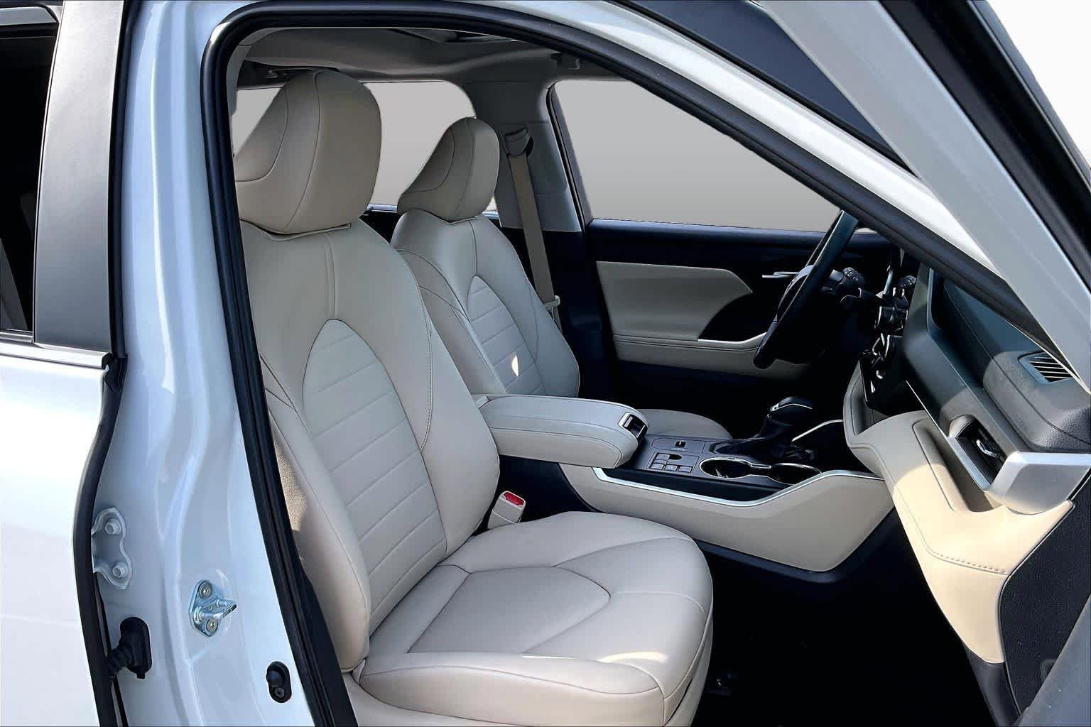Used 2024 Toyota Highlander XLE FWD image 9