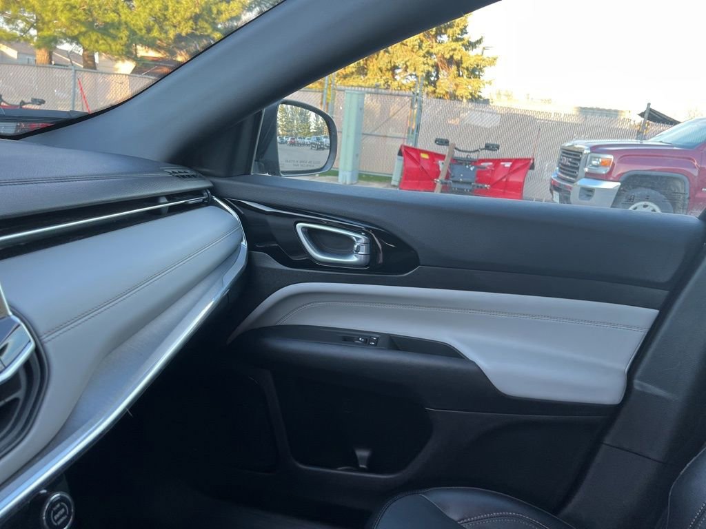 Used 2023 Jeep Compass Limited image 17