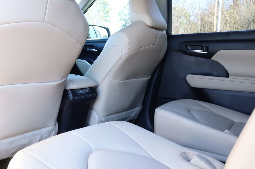 Used 2023 Toyota Highlander XLE image 33