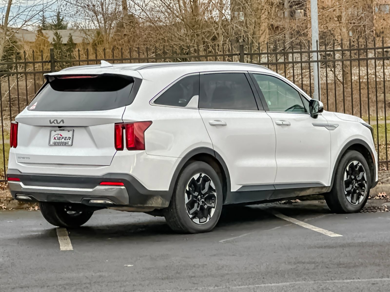 Used 2024 Kia Sorento S image 3