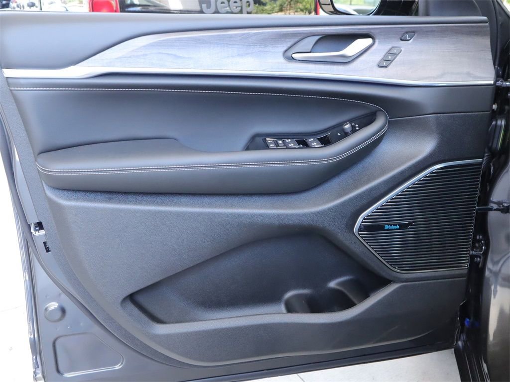 Used 2023 Jeep Grand Cherokee Overland w/ Luxury Tech Group IV image 24