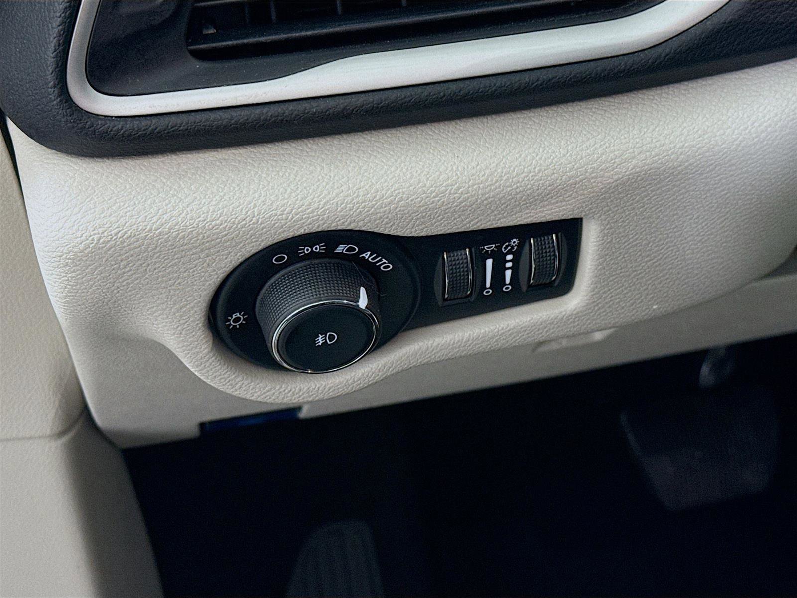 Used 2023 Chrysler Pacifica Touring-L image 4