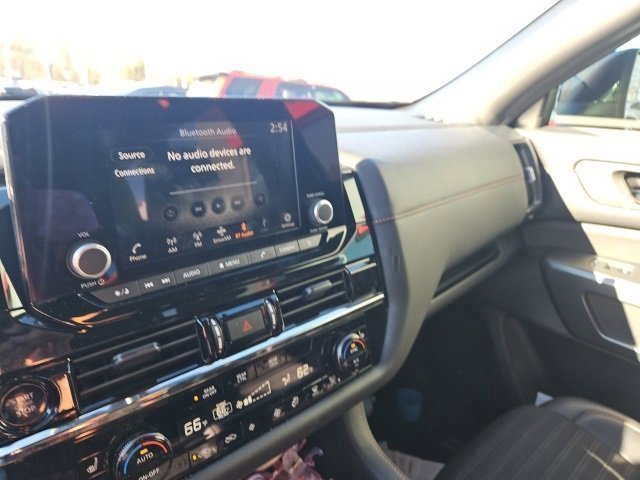 Used 2025 Nissan Pathfinder Rock Creek image 8