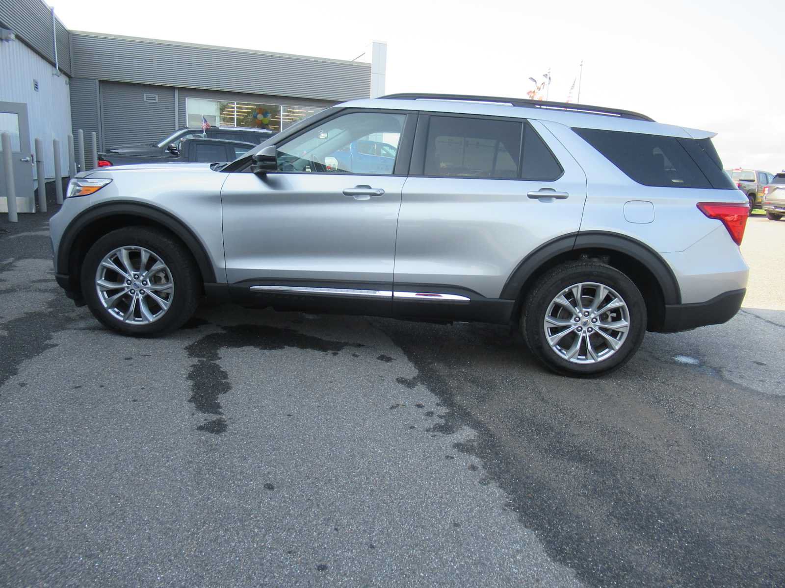 Used 2024 Ford Explorer XLT w/ Equipment Group 202A AWD/4WD image 8