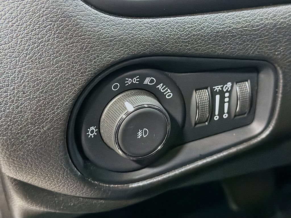 Used 2021 Jeep Renegade Latitude AWD/4WD image 12