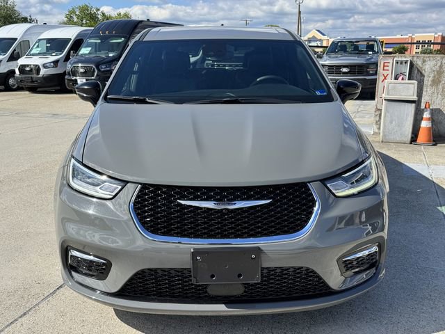 Used 2025 Chrysler Pacifica Select FWD image 2