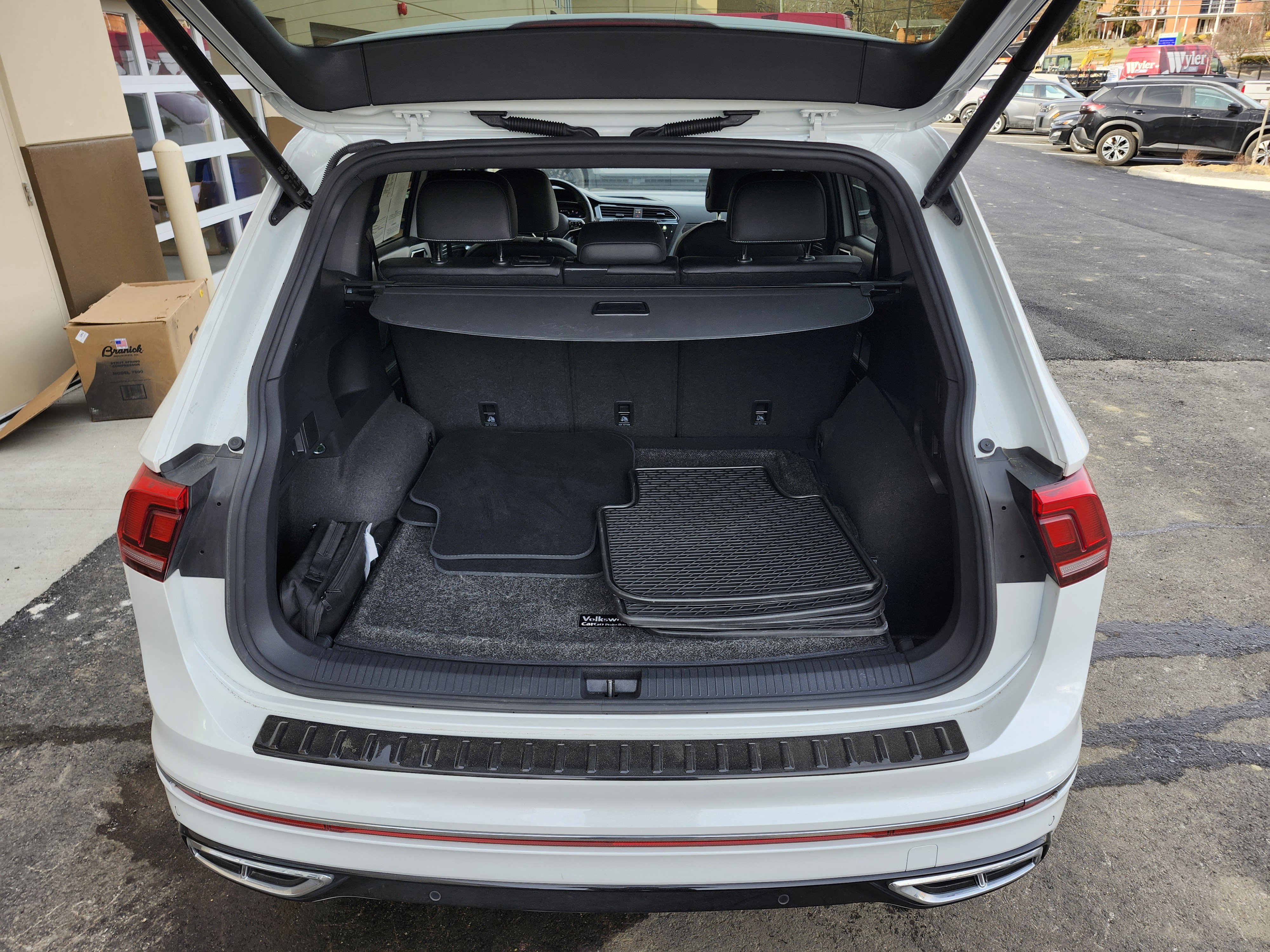 Used 2023 Volkswagen Tiguan SEL R-Line image 24