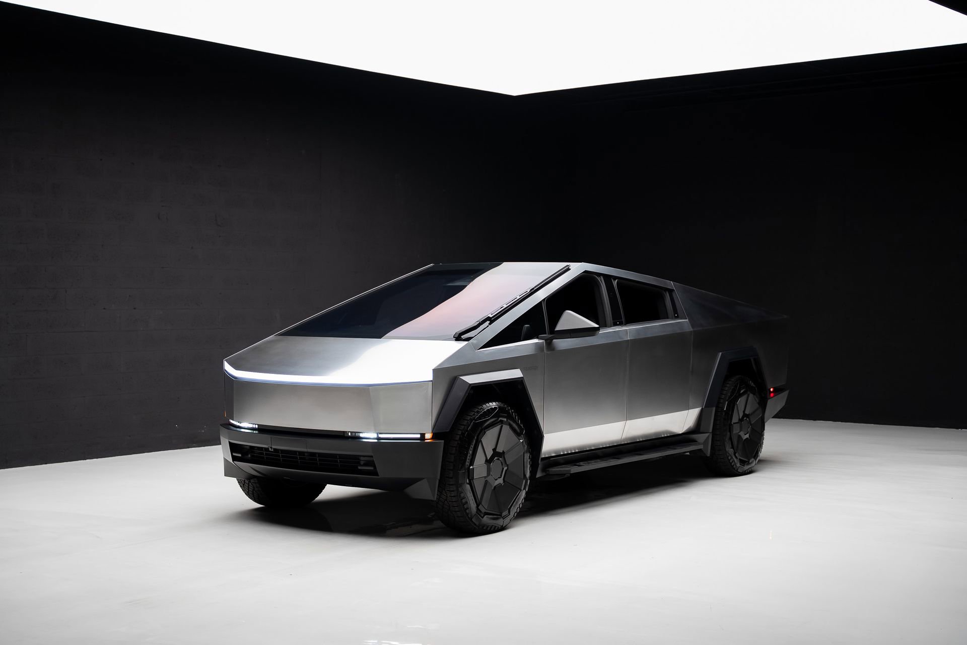 Used 2024 Tesla Cybertruck Cyberbeast AWD/4WD image 4