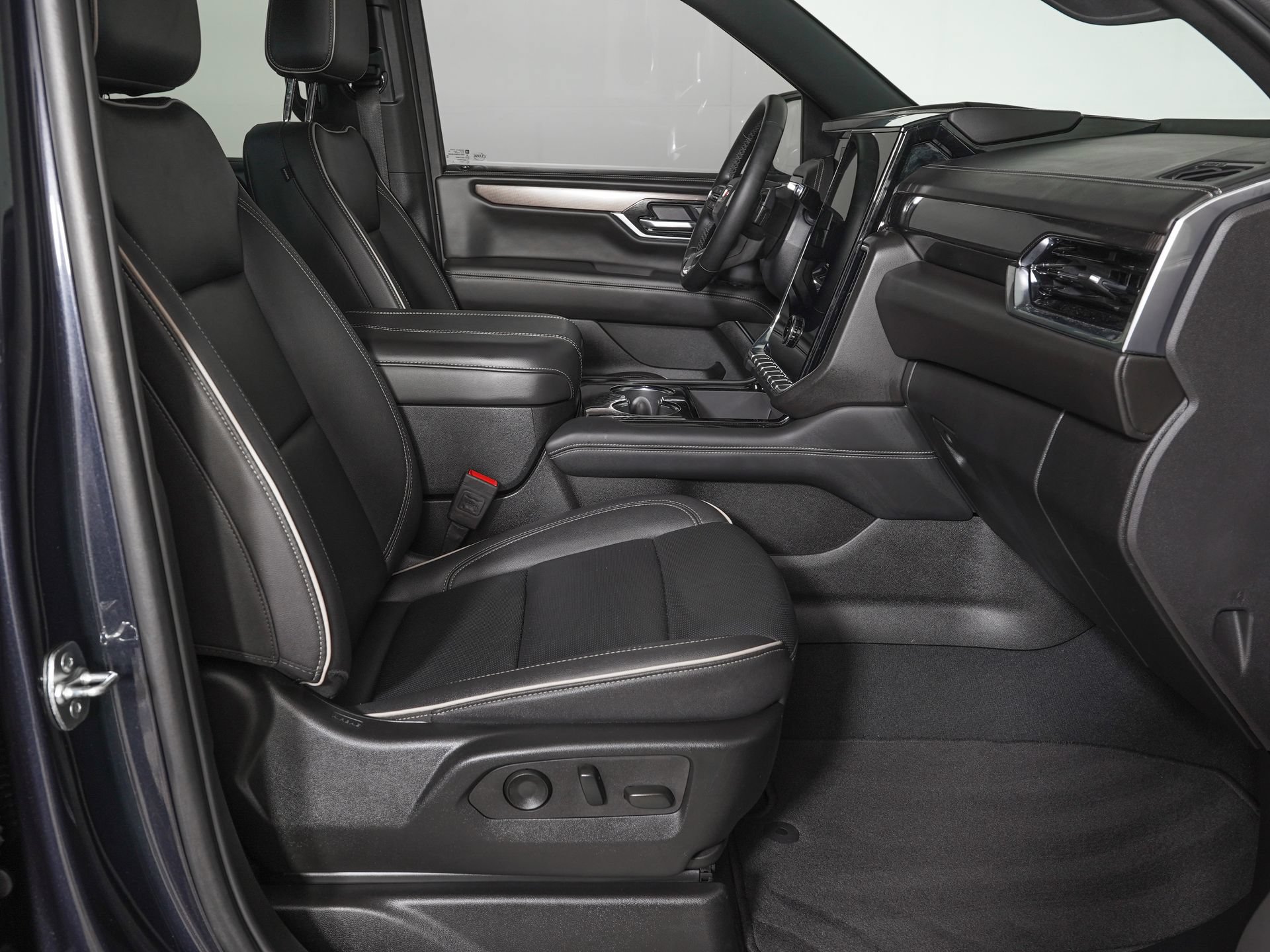 Used 2025 GMC Yukon Elevation AWD/4WD image 9