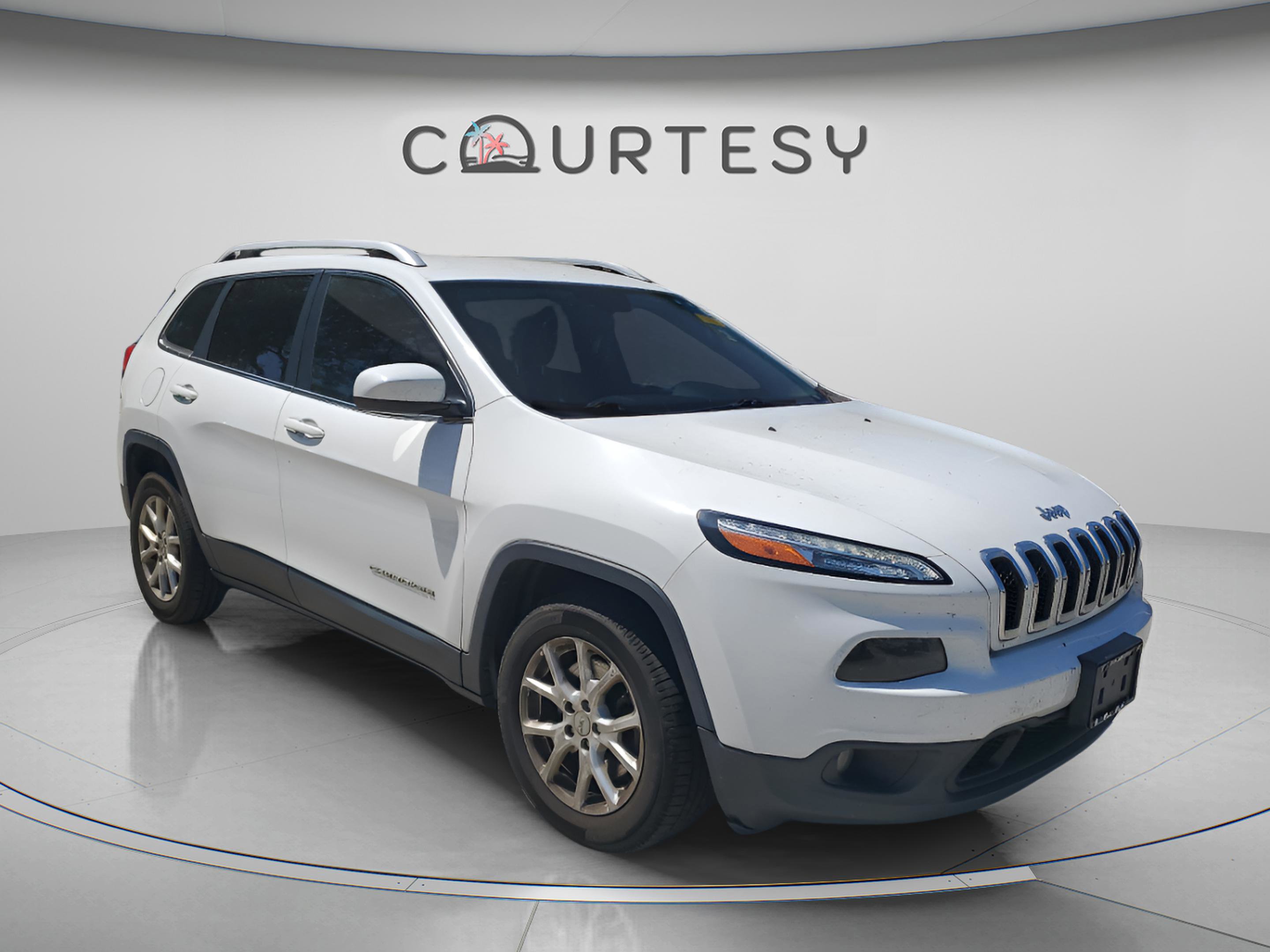 Used 2017 Jeep Cherokee Latitude FWD image 4