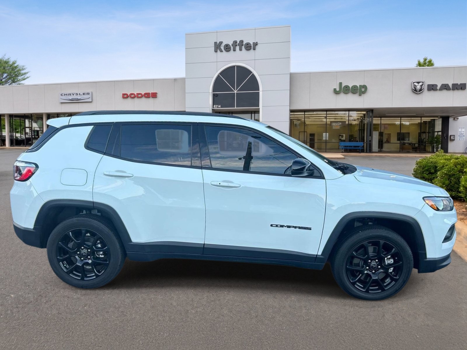 Used 2026 Jeep Compass Latitude AWD/4WD image 2