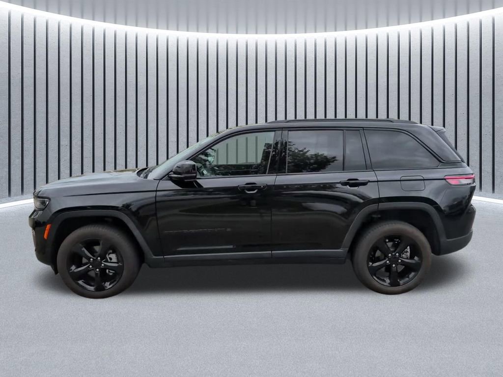 Used 2025 Jeep Grand Cherokee Limited w/ Black Appearance Package AWD/4WD image 13
