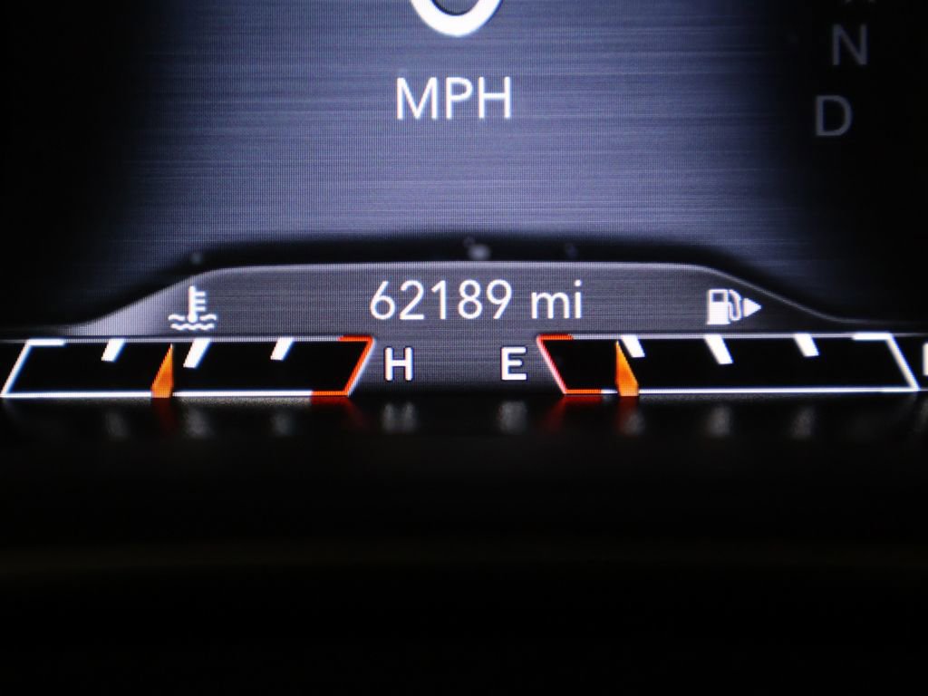 Used 2021 Jeep Cherokee Limited image 39