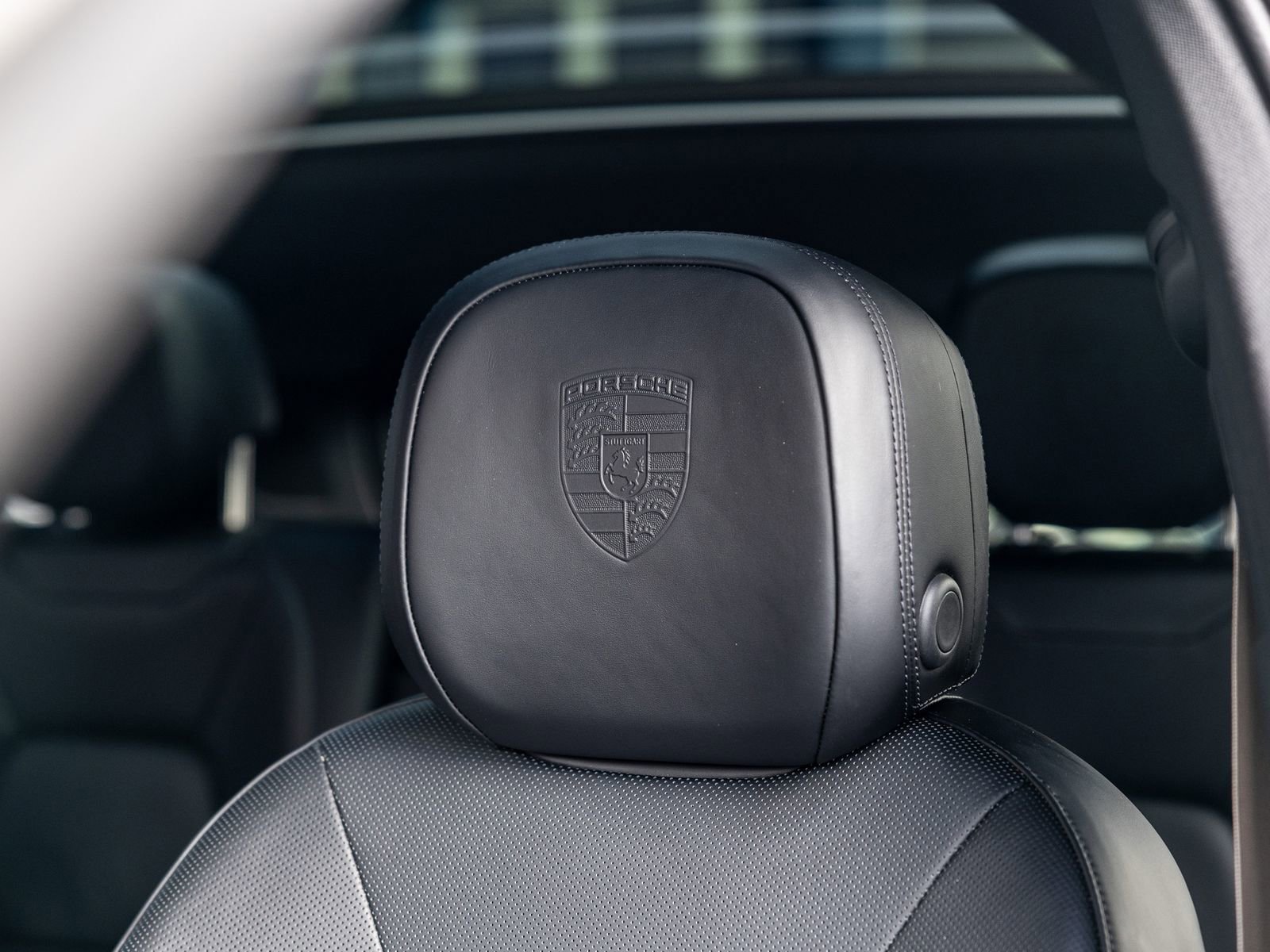 Certified 2023 Porsche Cayenne Platinum Edition image 46