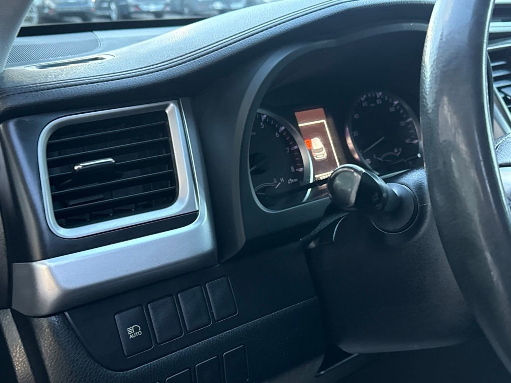 Used 2018 Toyota Highlander LE w/ Carpet Mat Package (TMS) FWD image 14