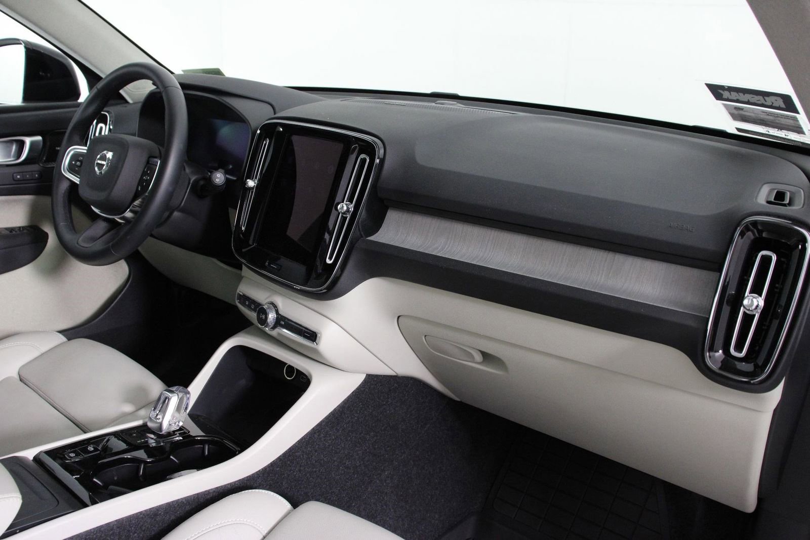 Used 2026 Volvo XC40 B5 Ultra w/ Climate Package image 22