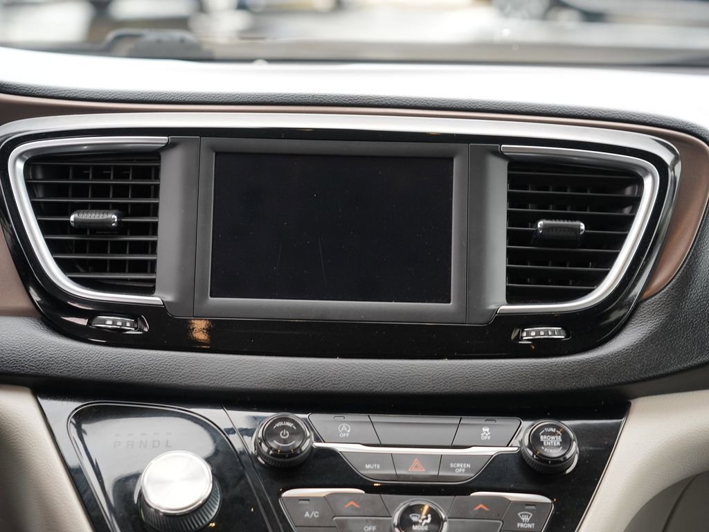 Used 2020 Chrysler Voyager LX FWD image 22