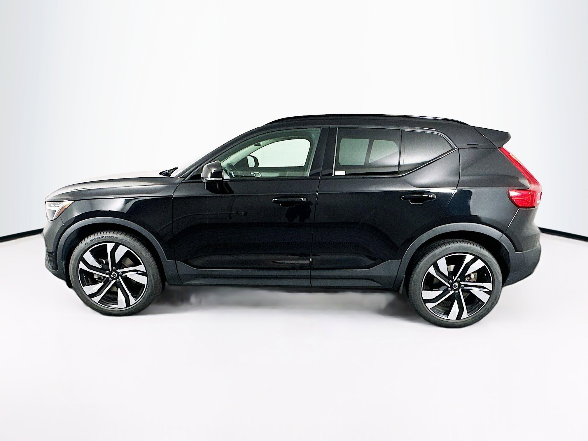 Used 2025 Volvo XC40 B5 Plus image 4