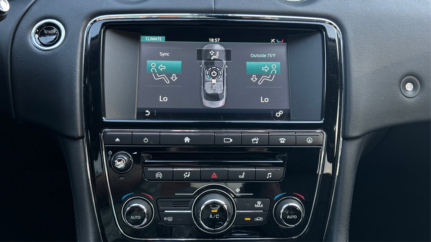 Used 2016 Jaguar XJ R-Sport image 30