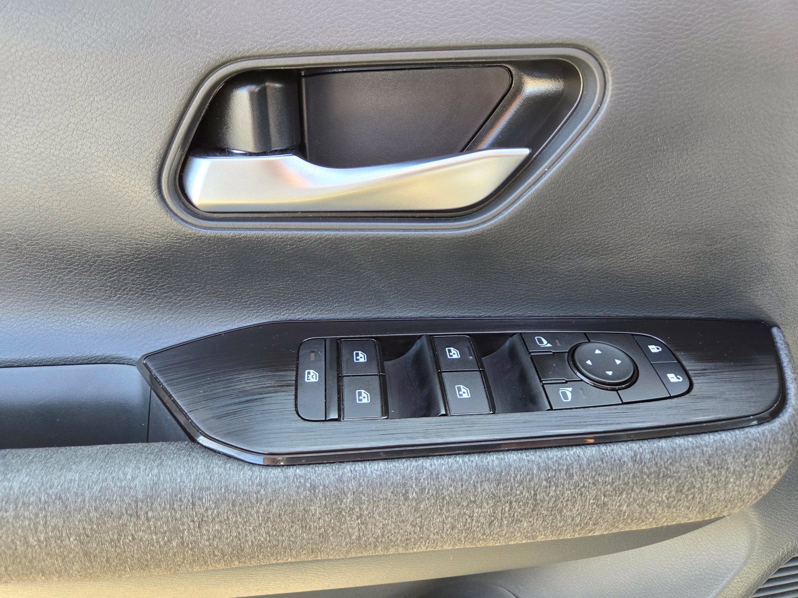 Used 2025 Nissan Kicks SV AWD/4WD image 15