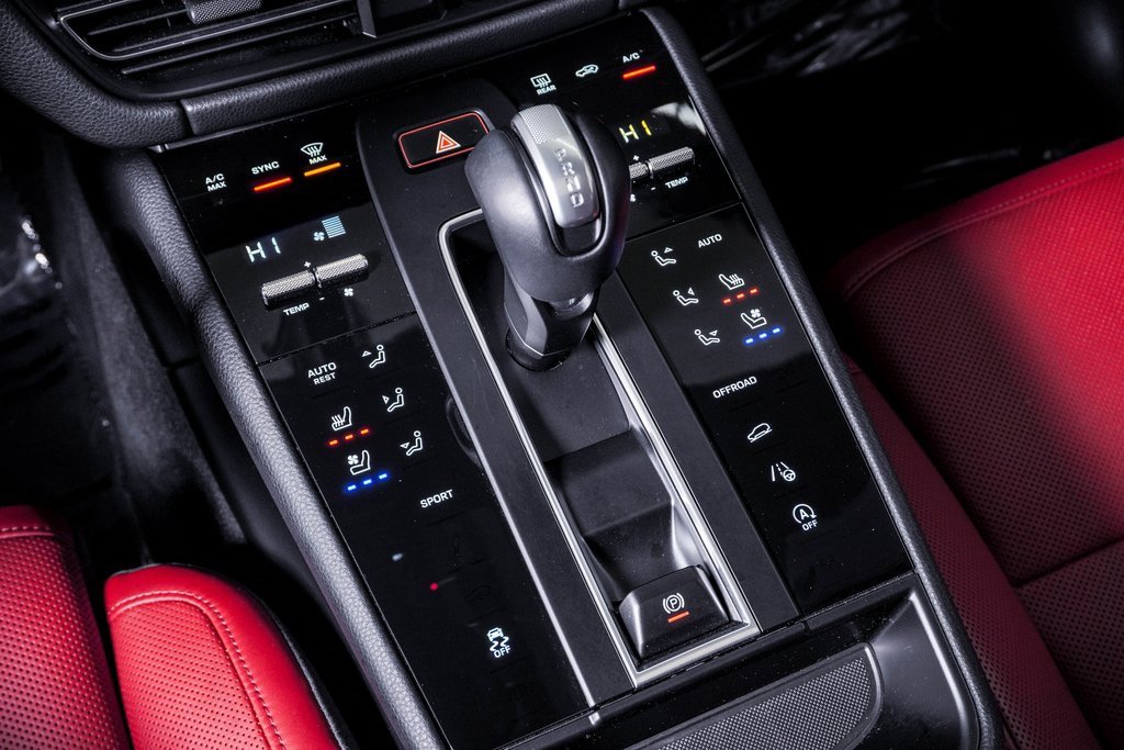 Certified 2025 Porsche Macan image 24