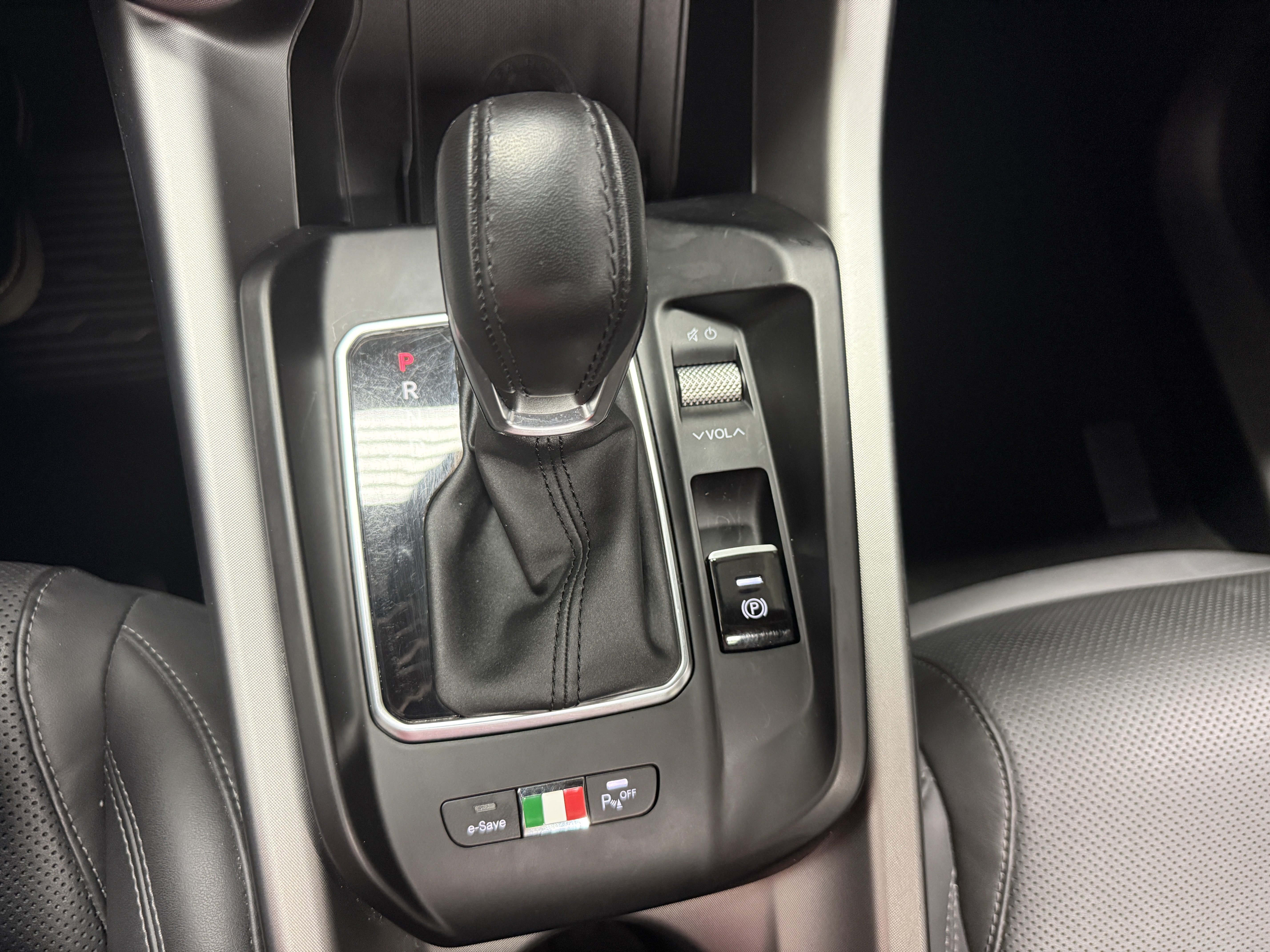 Used 2024 Alfa Romeo Tonale Ti w/ Premium Interior Package AWD/4WD image 18