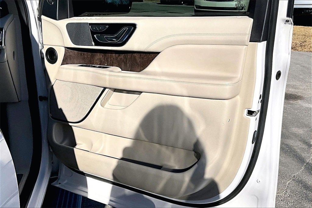 Used 2019 Lincoln Navigator Select image 21