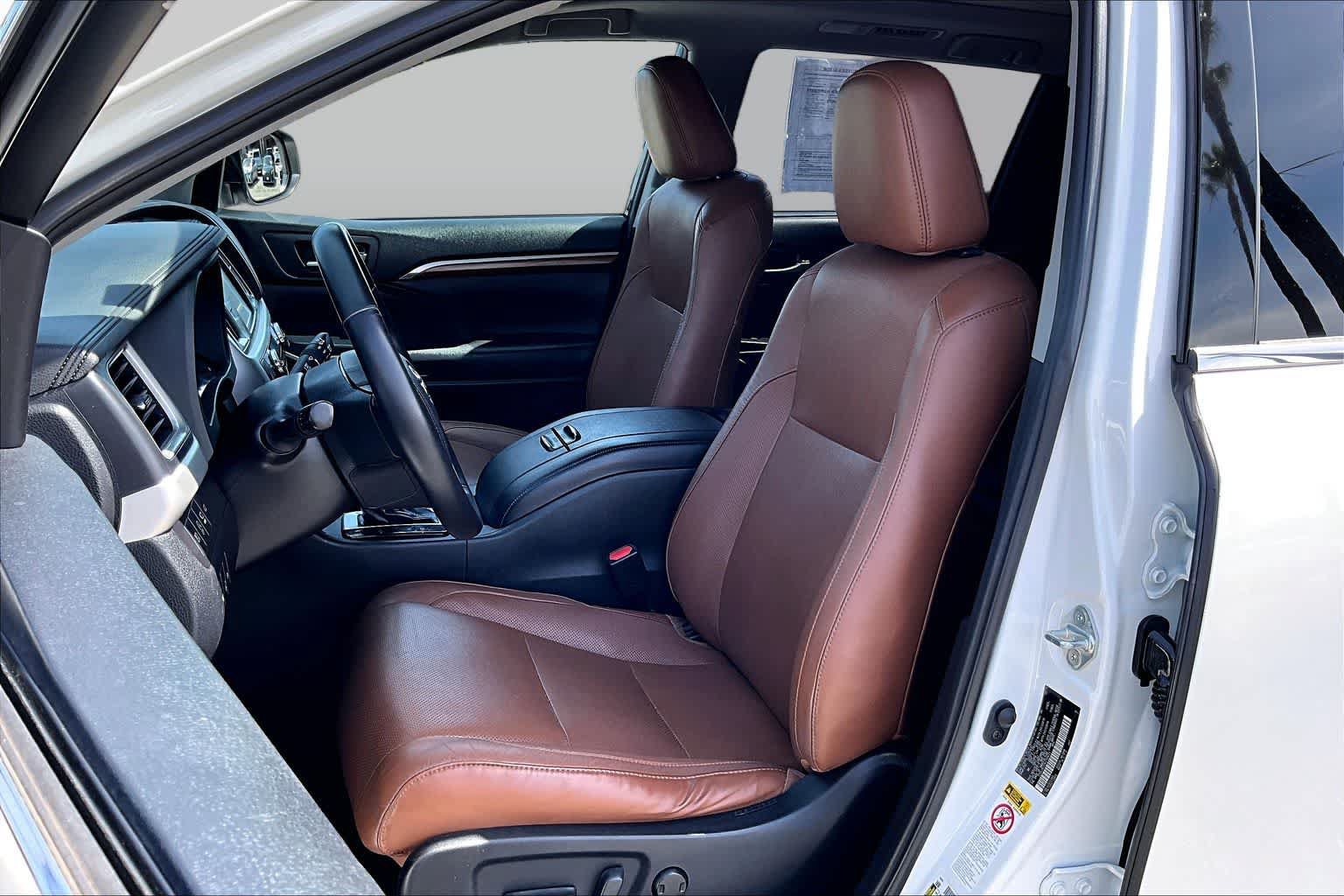 Used 2019 Toyota Highlander Limited Platinum FWD image 7