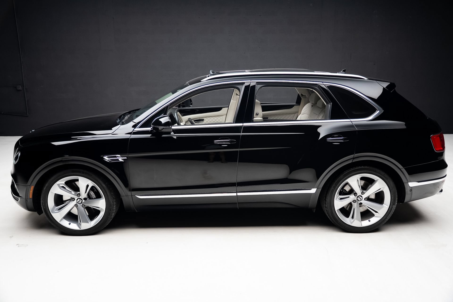 Used 2018 Bentley Bentayga AWD/4WD image 16
