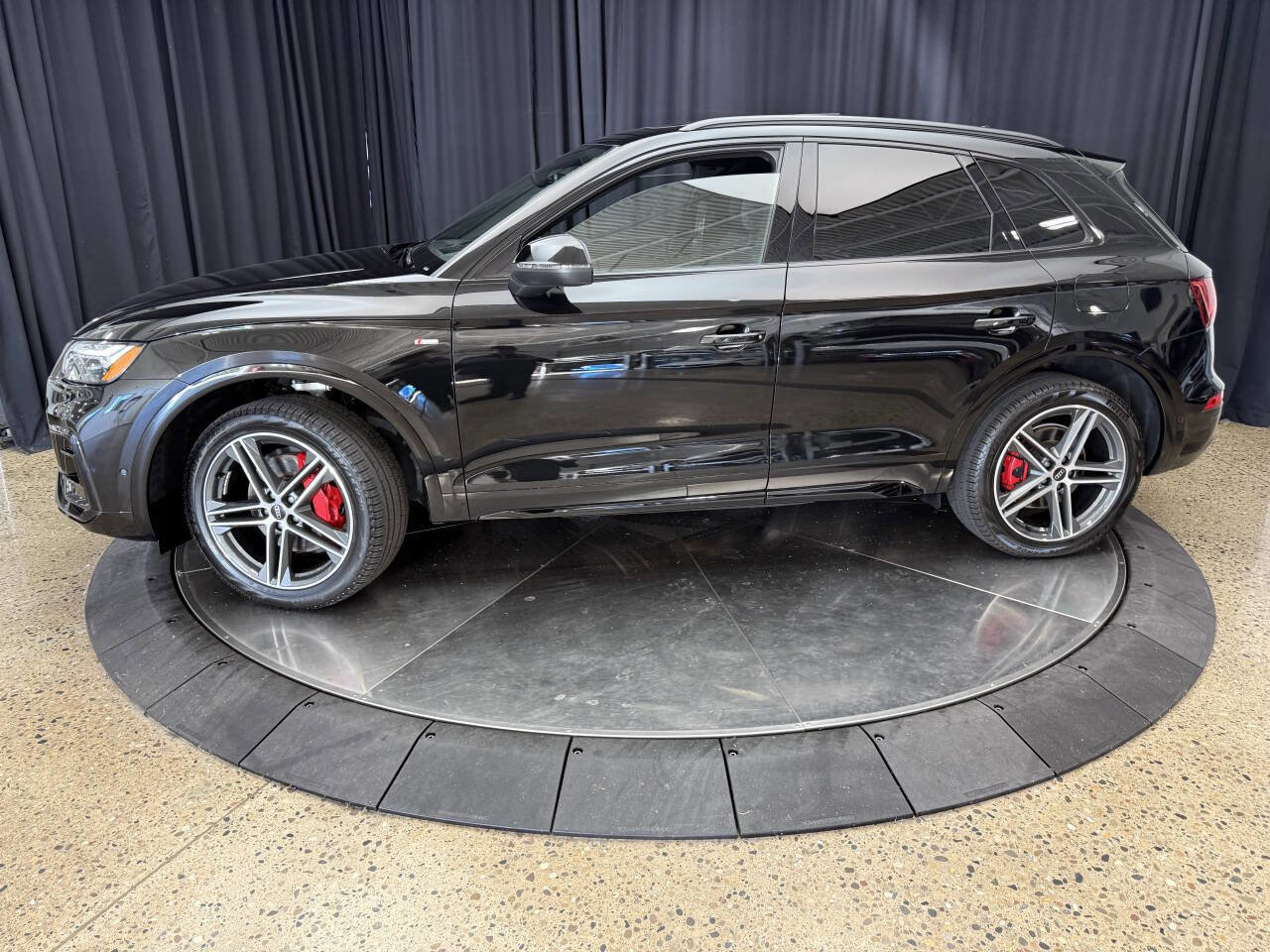 Used 2024 Audi Q5 e Prestige w/ Prestige Package image 3