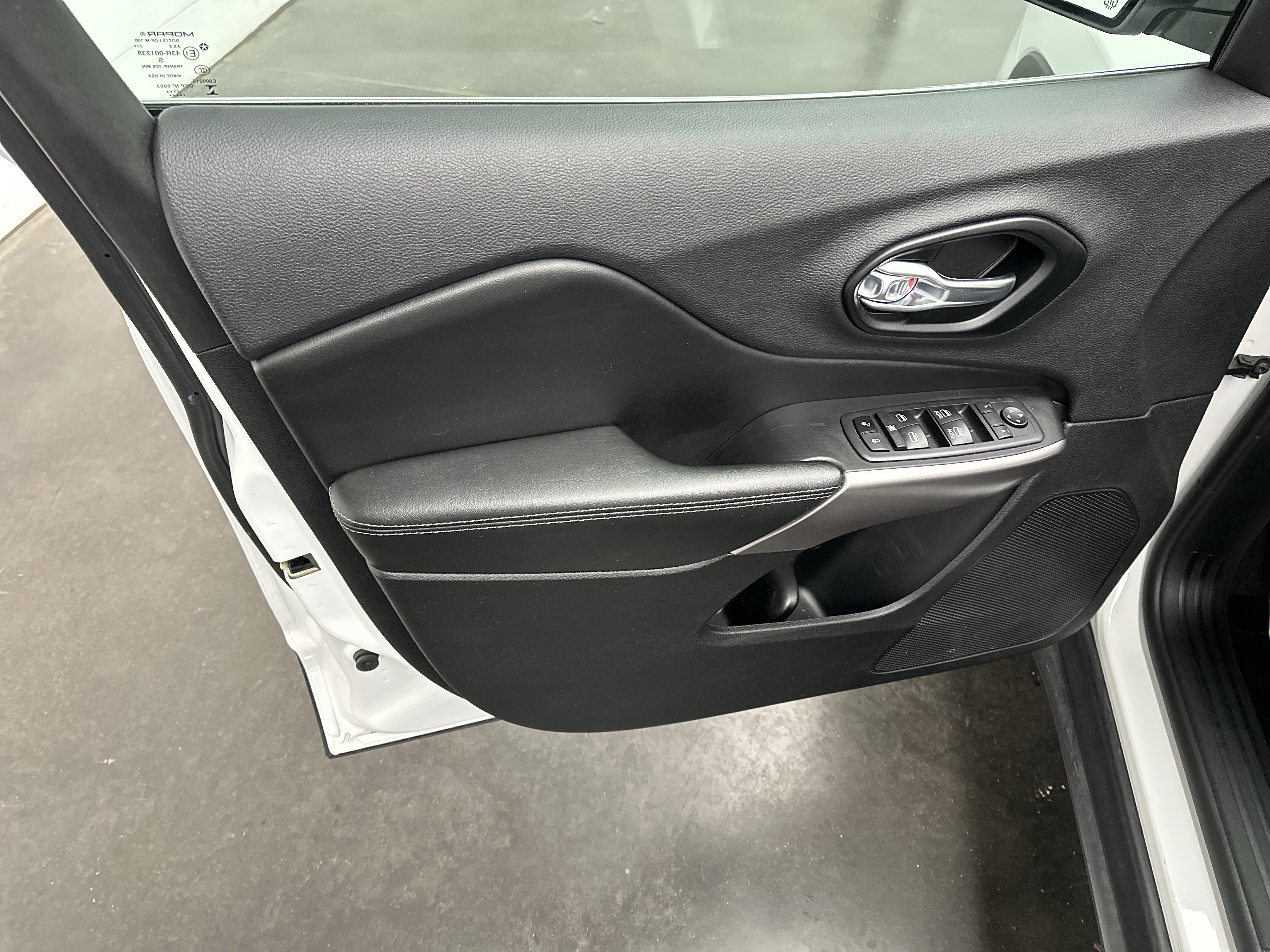 Used 2021 Jeep Cherokee Latitude Lux w/ Sun & Sound Group AWD/4WD image 18