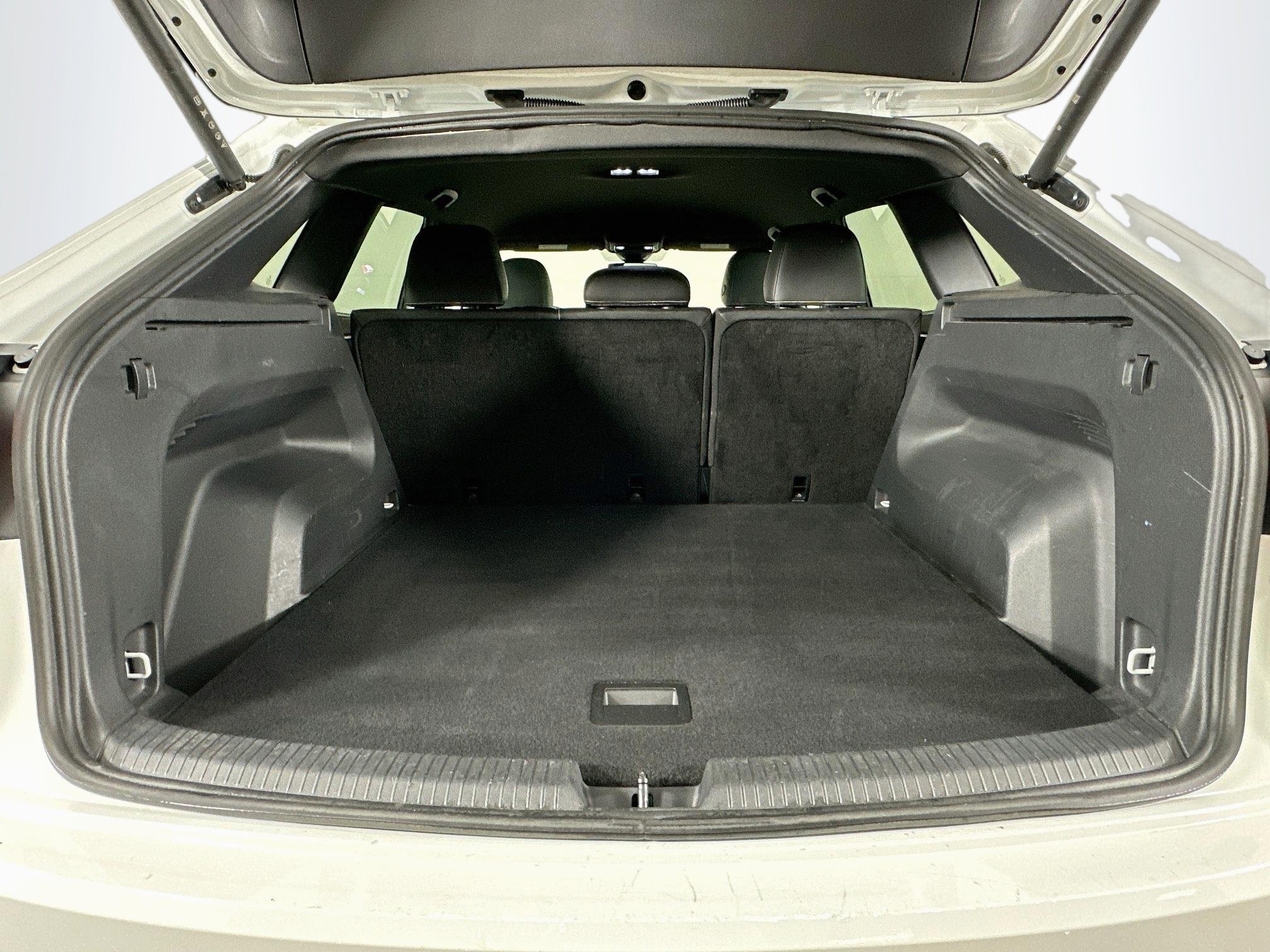 Used 2025 Volkswagen Atlas Cross Sport SE FWD image 27