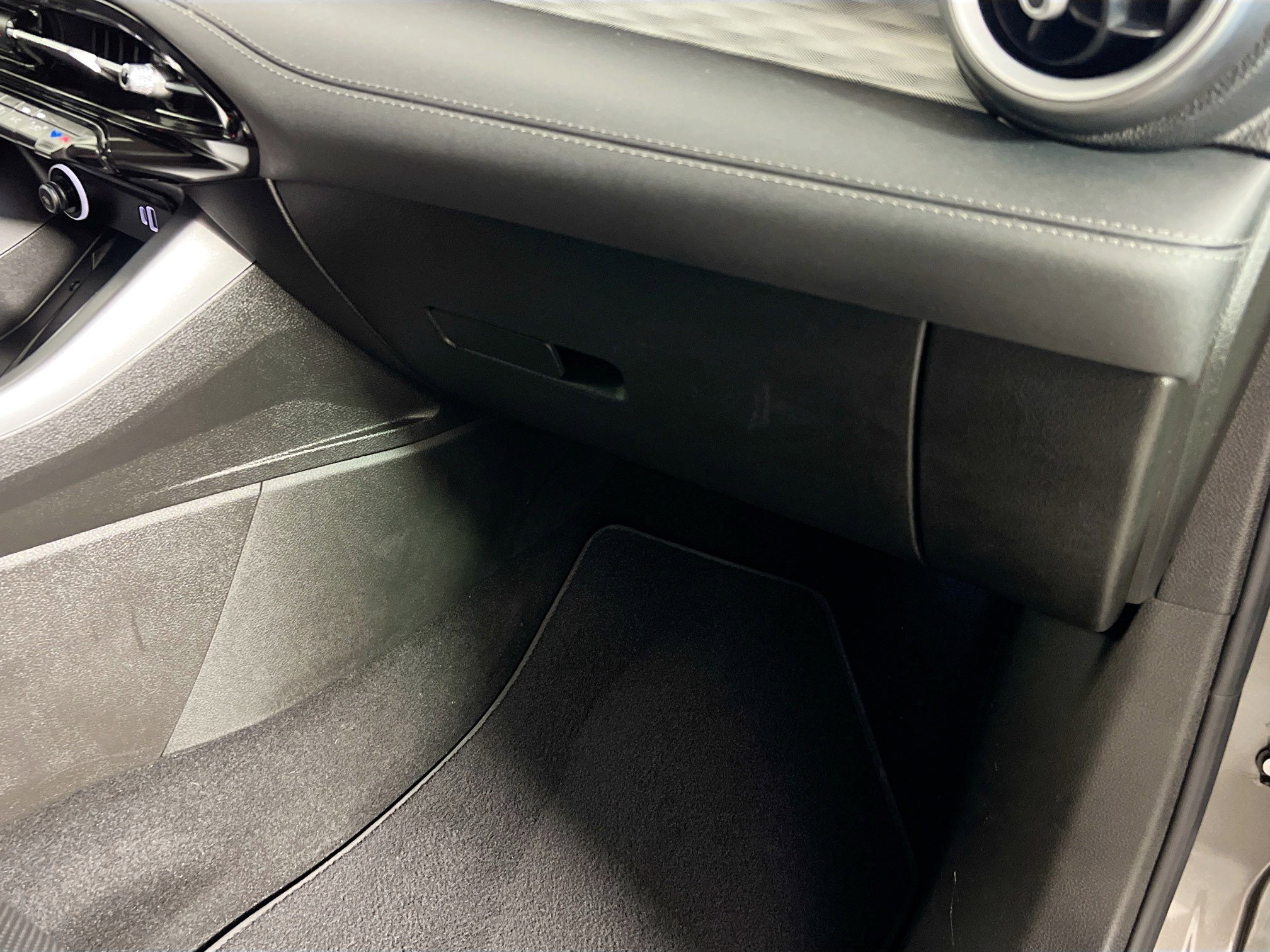 Used 2024 Alfa Romeo Tonale Veloce w/ Premium Interior Package image 35