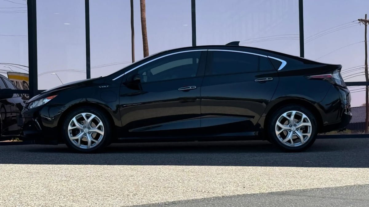 Used 2018 Chevrolet Volt Premier w/ Driver Confidence Package FWD image 5