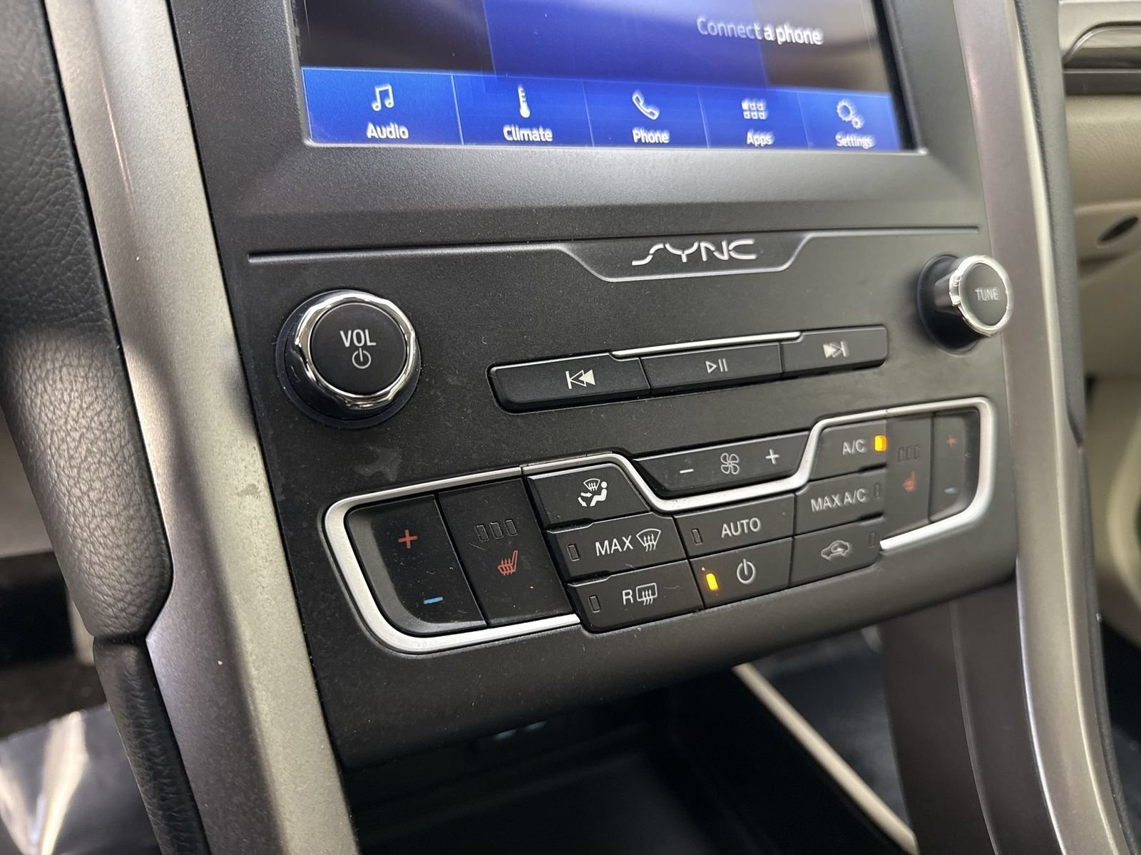 Used 2020 Ford Fusion SEL FWD image 9