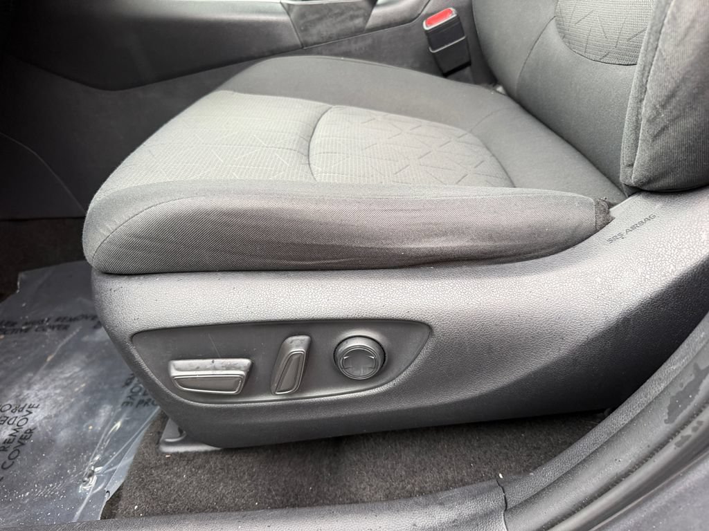 Used 2021 Toyota RAV4 XLE AWD/4WD image 17
