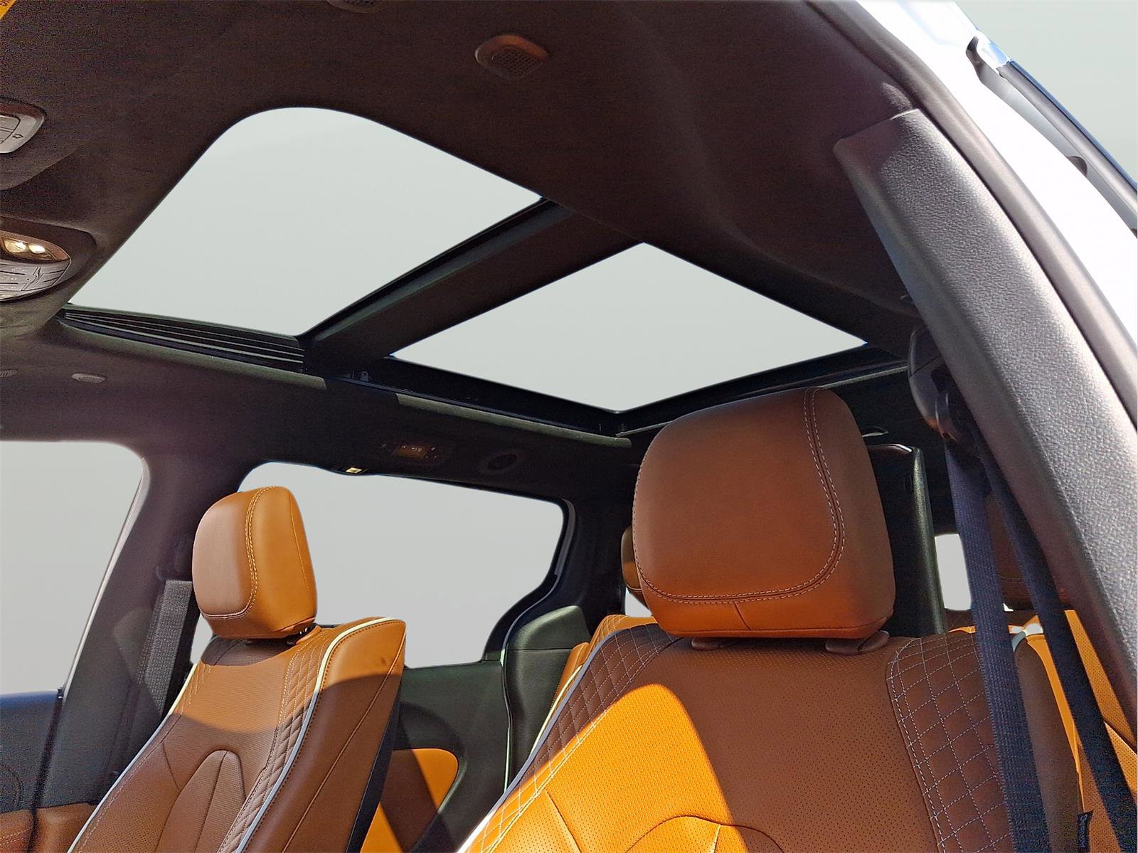 Used 2026 Chrysler Pacifica Pinnacle w/ Trailer Tow Group FWD image 39