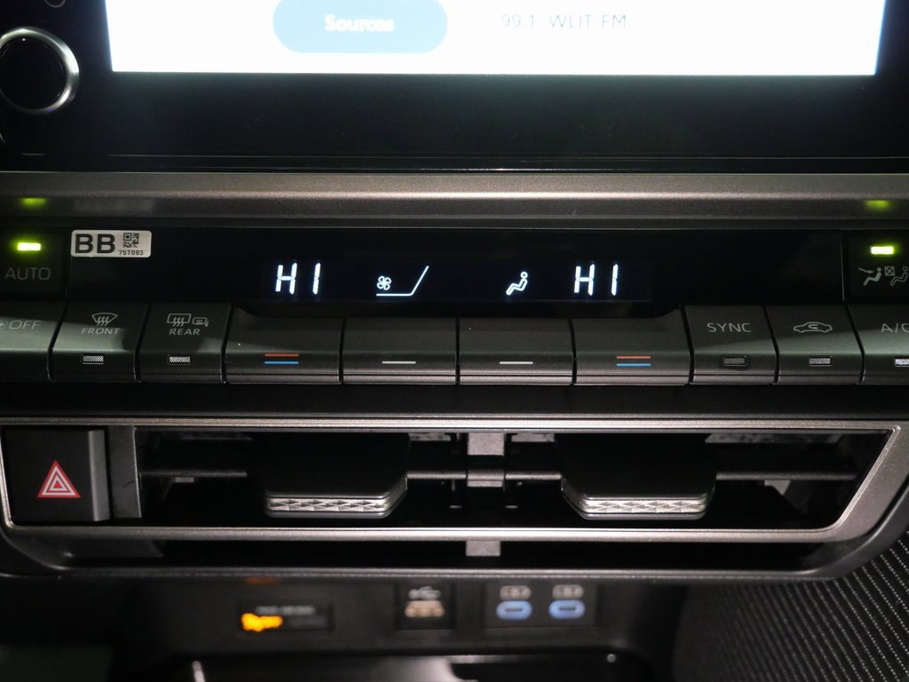 Used 2025 Toyota Camry SE image 19