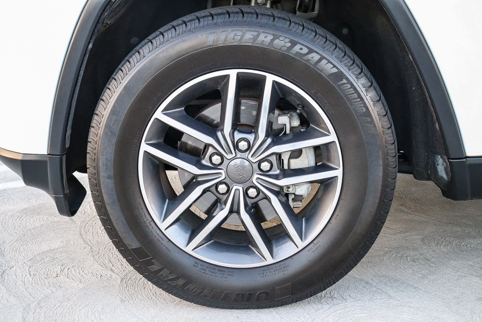 Used 2019 Jeep Grand Cherokee Laredo w/ Laredo X Package image 11