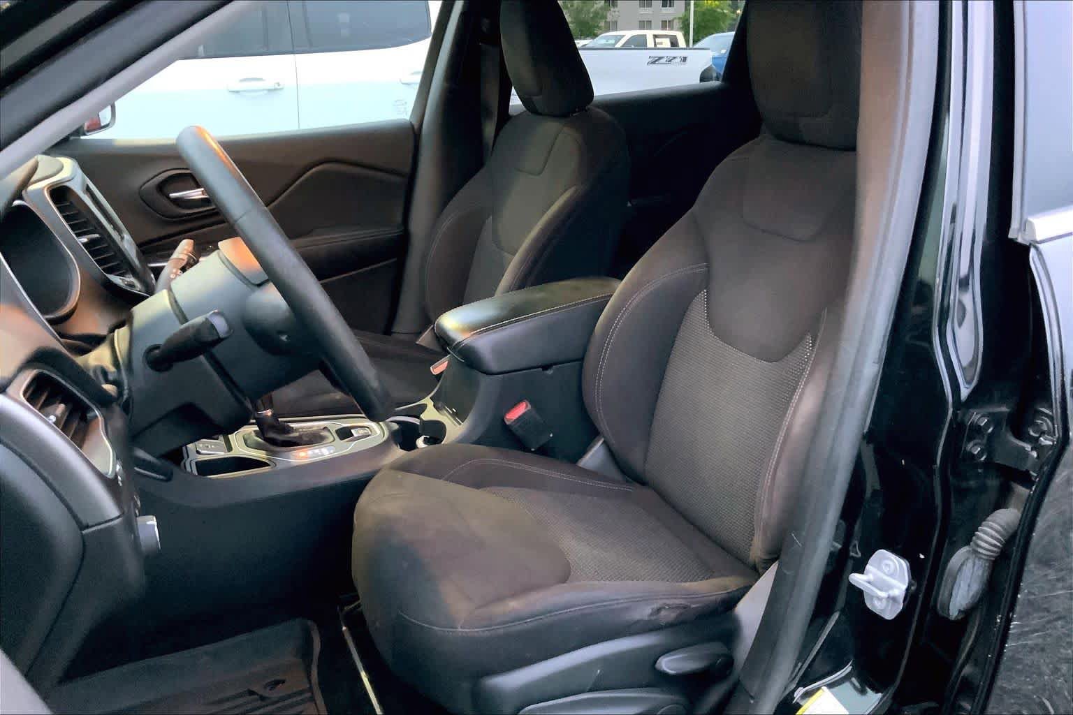 Used 2019 Jeep Cherokee Latitude w/ Popular Appearance Group FWD image 8
