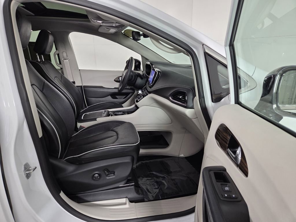 Used 2023 Chrysler Pacifica Limited w/ Uconnect Theater Family Group image 32