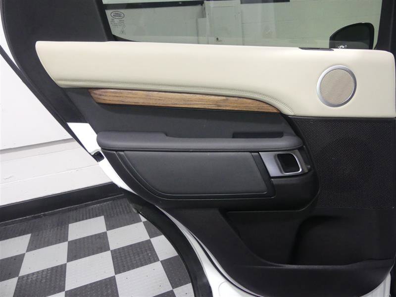 Used 2017 Land Rover Discovery HSE image 26