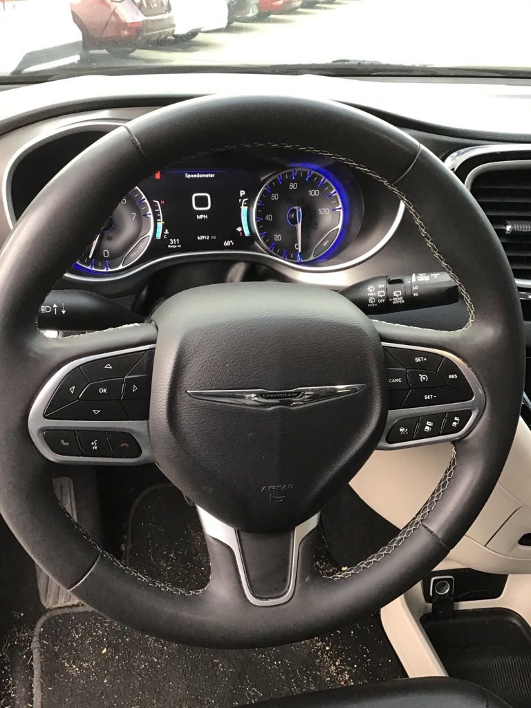 Used 2023 Chrysler Pacifica Touring-L image 8