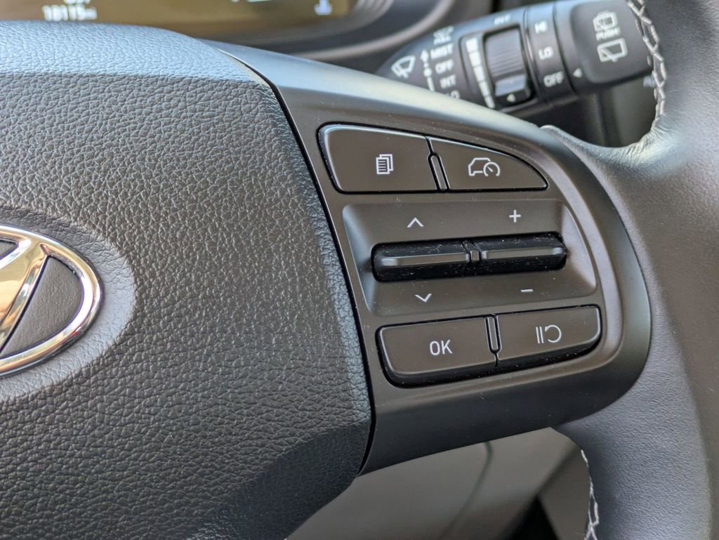 Used 2025 Hyundai Venue SEL image 21