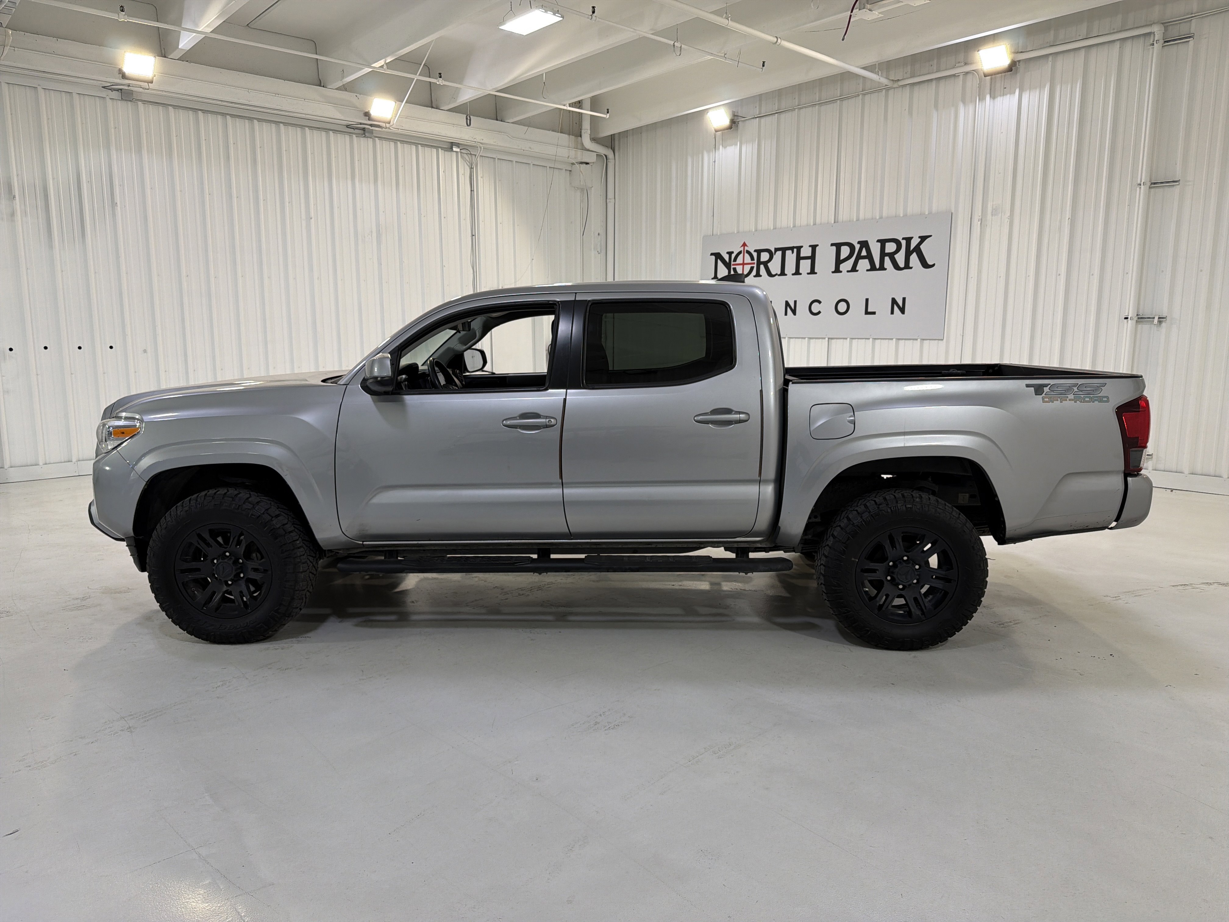 Used 2020 Toyota Tacoma SR w/ SR Convenience Package image 2
