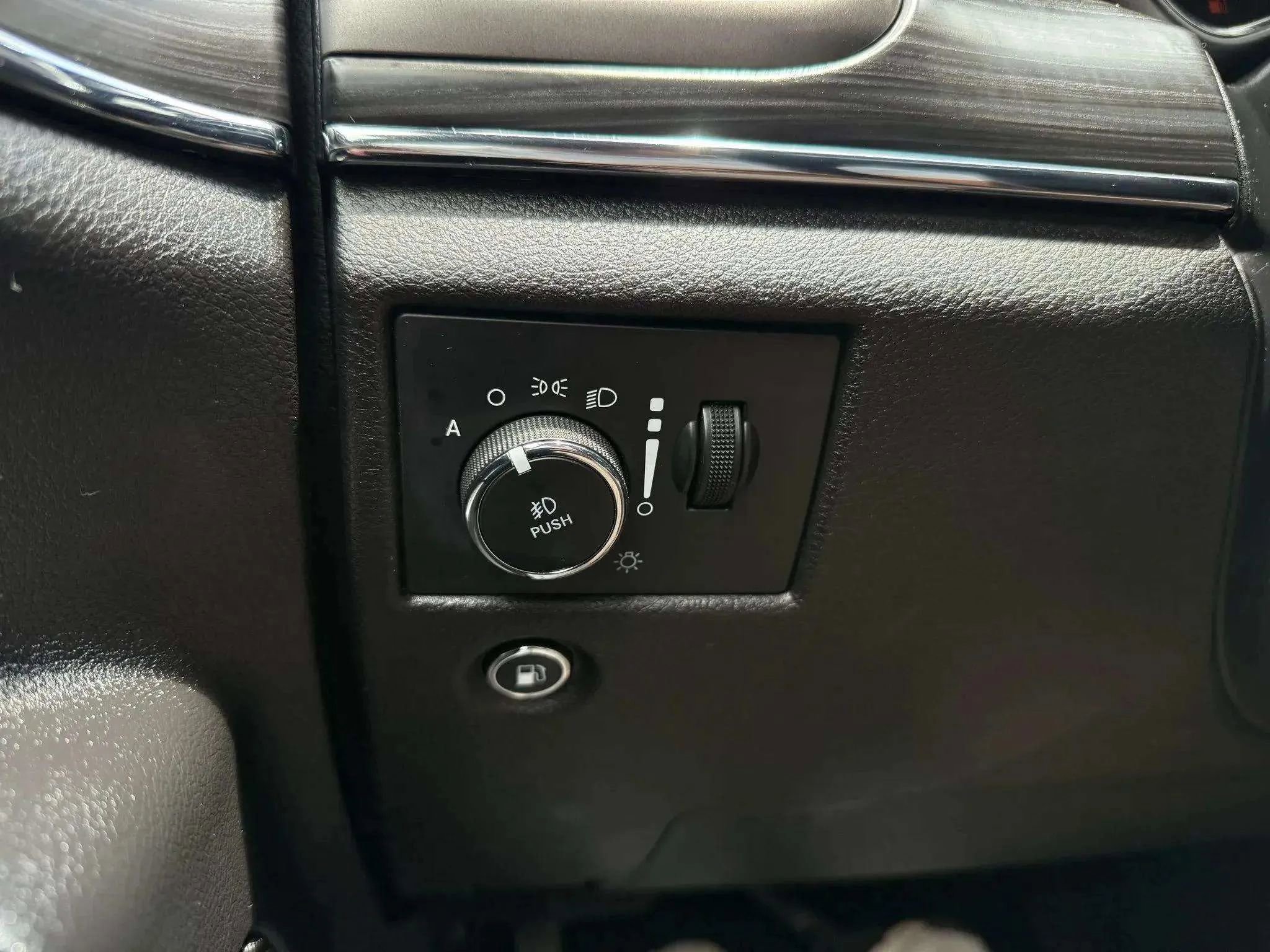 Used 2019 Jeep Grand Cherokee Limited image 33