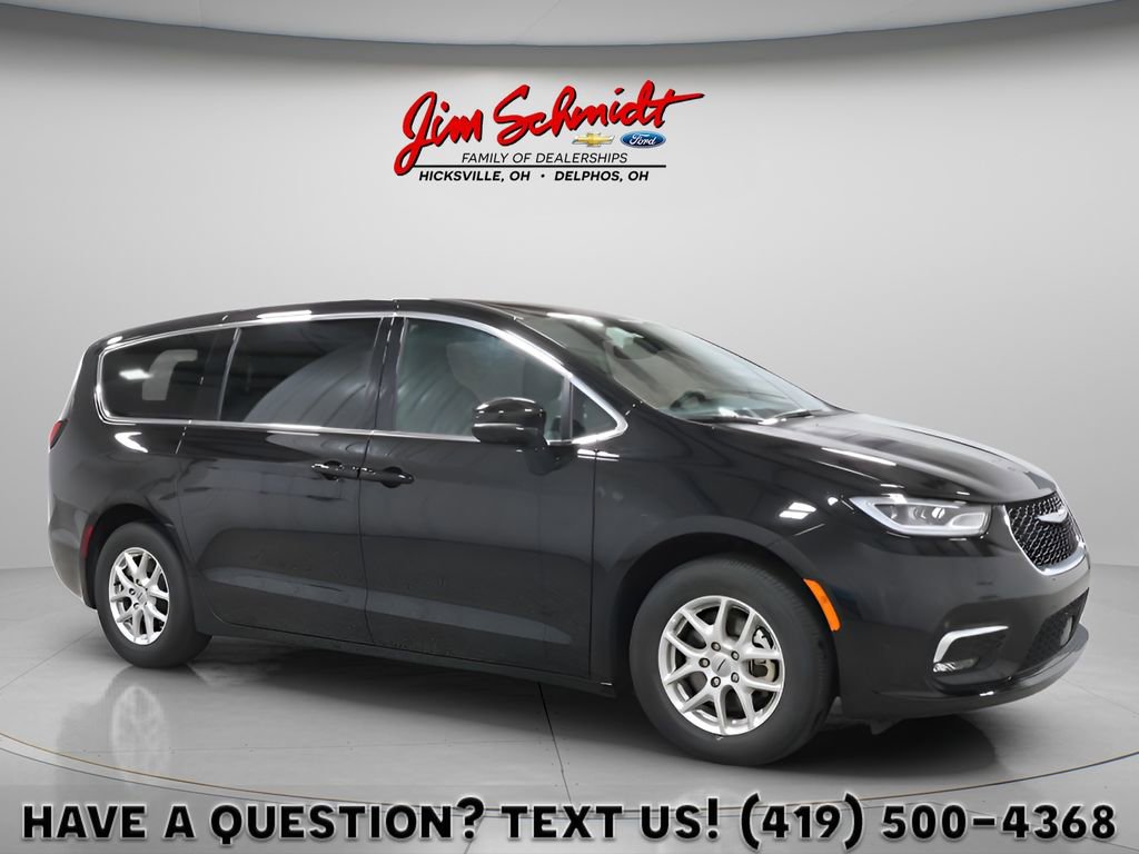 Used 2025 Chrysler Pacifica Select