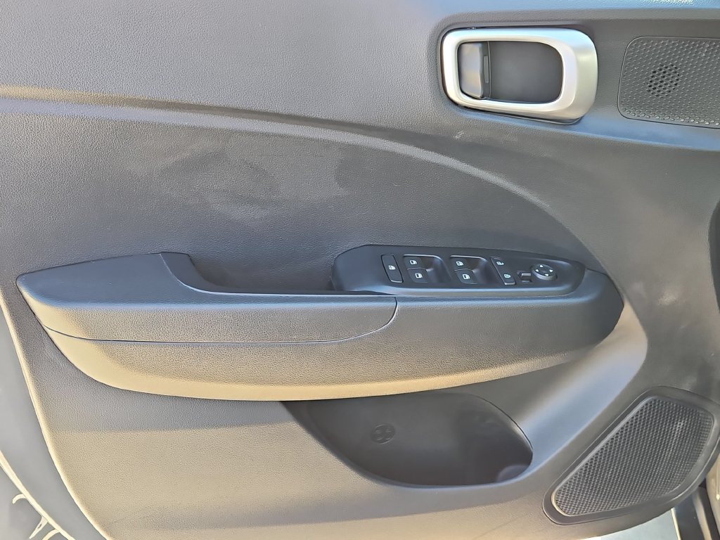 Used 2025 Hyundai Venue SEL FWD image 11