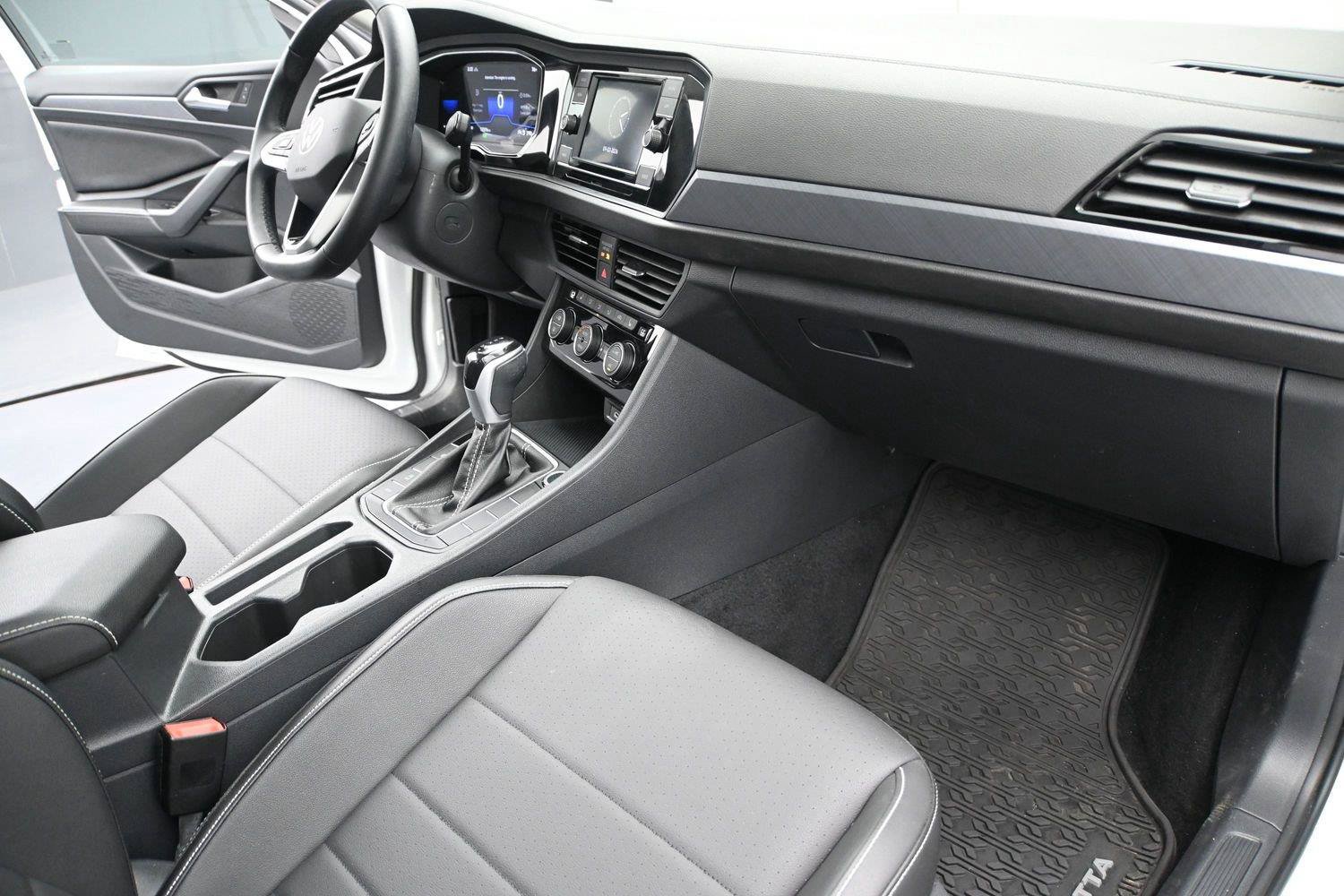 Used 2023 Volkswagen Jetta SE w/ Panoramic Sunroof Package FWD image 17